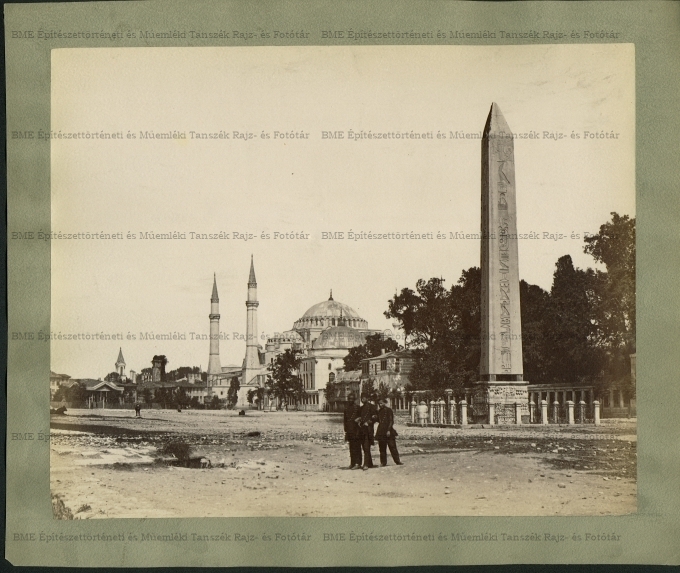 Atmeydanı (Hippodrom) tér, háttérben a Topkapı Sarayı: Harem tornya, az Ayasofya, a Haseki Hürrem ...