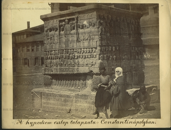 Atmeydanı (Hippodrom) tér, háttérben a Topkapı Sarayı: Harem tornya, az Ayasofya, a Haseki Hürrem ...