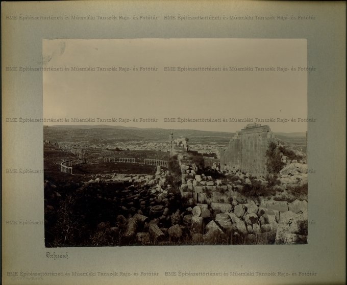 Dzseras (ókori: Gerasza, Jerash), háttérben az Ovális Fórum