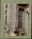 bursai Yeşil Camii (I. Mehmed dzsámija) bejáratánál üldögélő gyerek