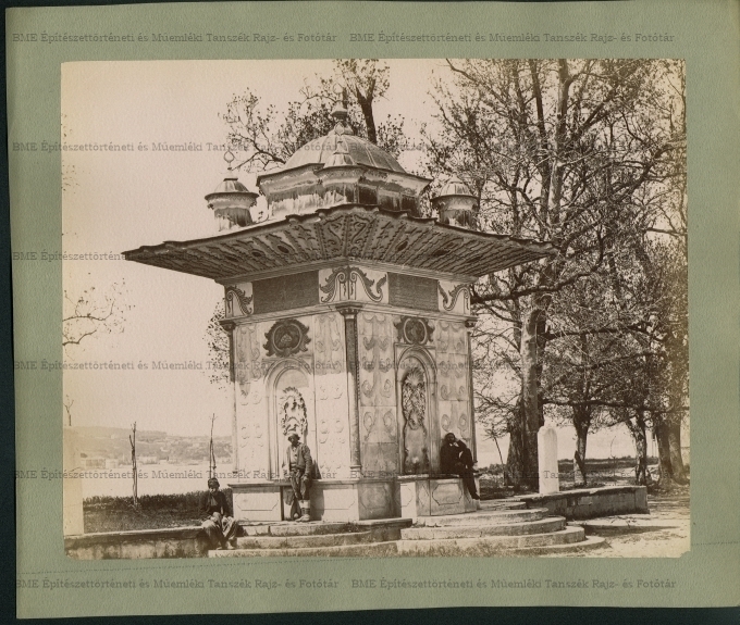 [Üsküdar felől fotózott Boszporusz-part, díszkúttal (háttérben látszódik a szemközti Dolmabahçe Sara ...